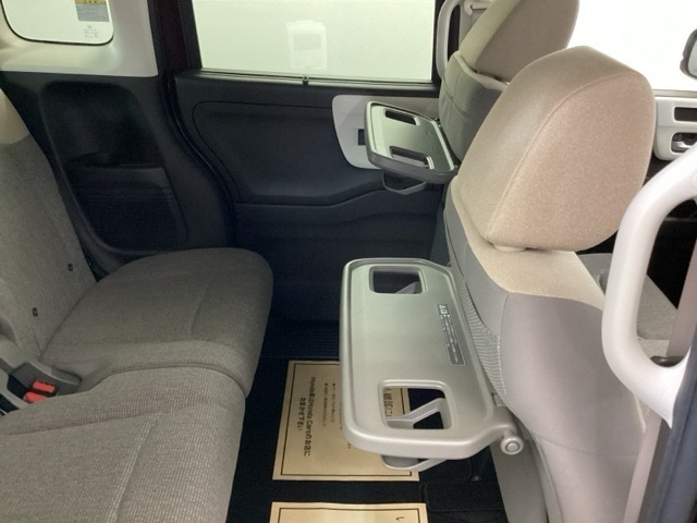 折りたたみ式の【シートバックテーブル】限られた空間を有効活用。車内の家族時間をもっと快適に。