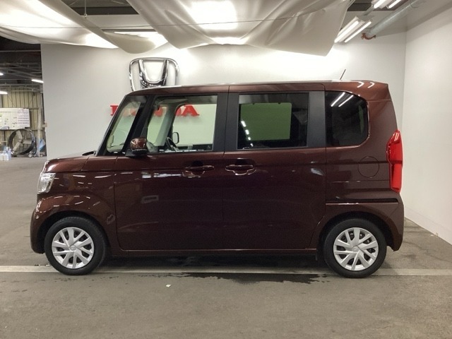 スライドドアなら狭い駐車場でもドアをぶつける心配がありません。ステップが低く乗り降りもしやすいです。
