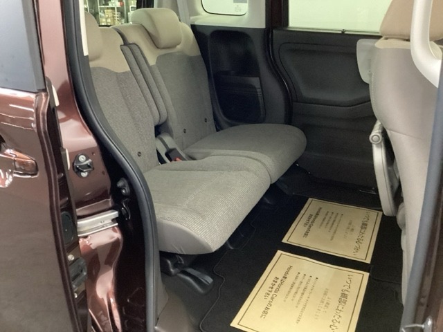 ホンダ車の低床ボディは乗りやすく、足元も広びろですよ。