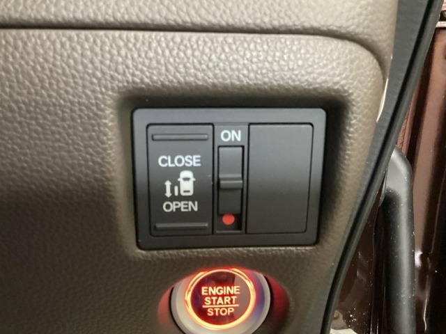 【助手席側パワースライドドア】です。リモコンや運転席のスイッチ操作で楽々自動開閉。