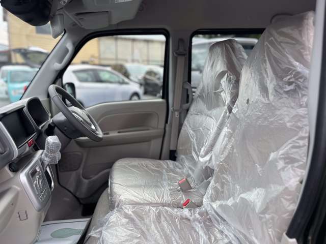リアシートは分割式になります。ワンタッチでフラットにも出来ますのでお荷物が多い時等はフルフラットにして積む事も可能です。