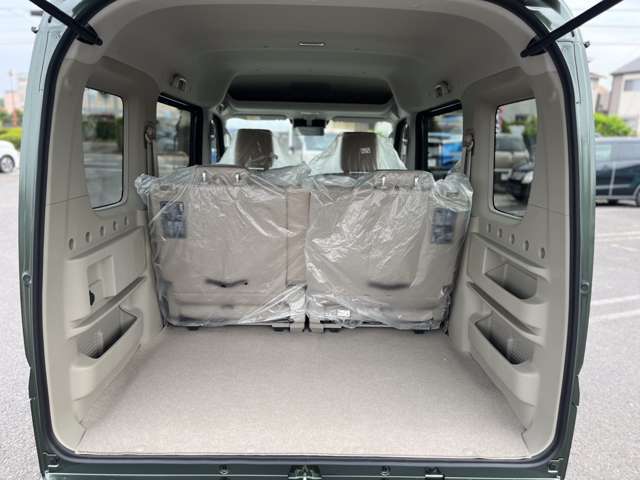 ☆フラットシート☆後部座席を倒すとフラットになる為、たくさんのお荷物や大きなお荷物を積むときに便利です！