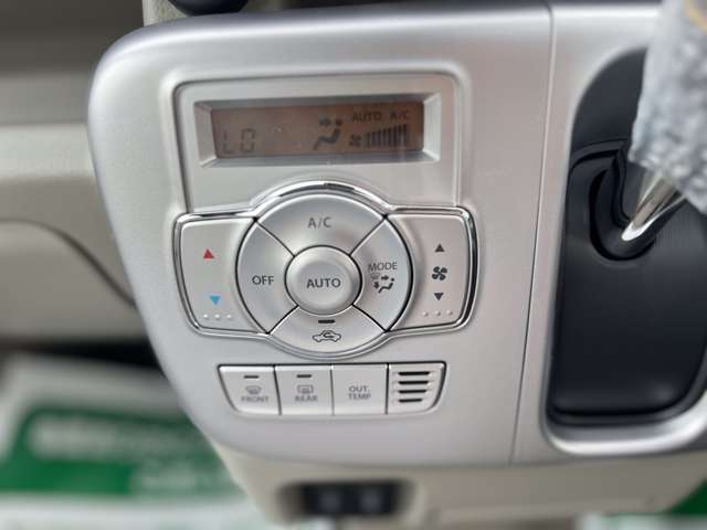 オートエアコン標準装備です。簡単操作で車内が設定した温度になるまで風量、吹き出し口を自動的に調整してくれます。いつでも快適な運転が楽しめます。