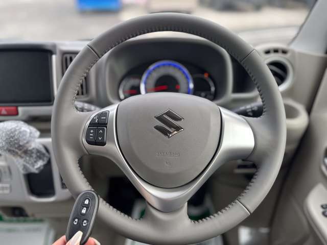 スマートキー標準装備です。車に近づいてリクエストスイッチを押せばドアの開閉ができます。更にエンジンの始動もカギを挿さずに出来ます。防犯面でも安心に繋がります。