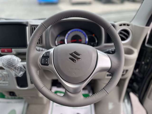 ☆ステアリングホイール☆手にしっくりくる握り心地で滑りにくく運転も快適です！