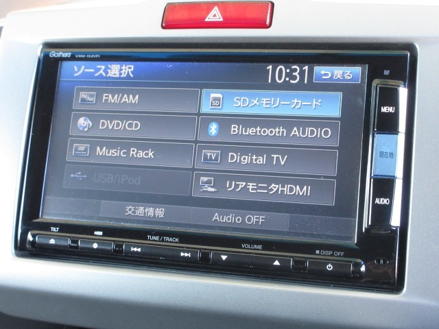 ナビゲーションはギャザズメモリーナビ（VXM-152VFi）を装着しております。AM、FM、CD、DVD再生、Bluetooth、音楽録音再生、フルセグTVがご使用いただけます。