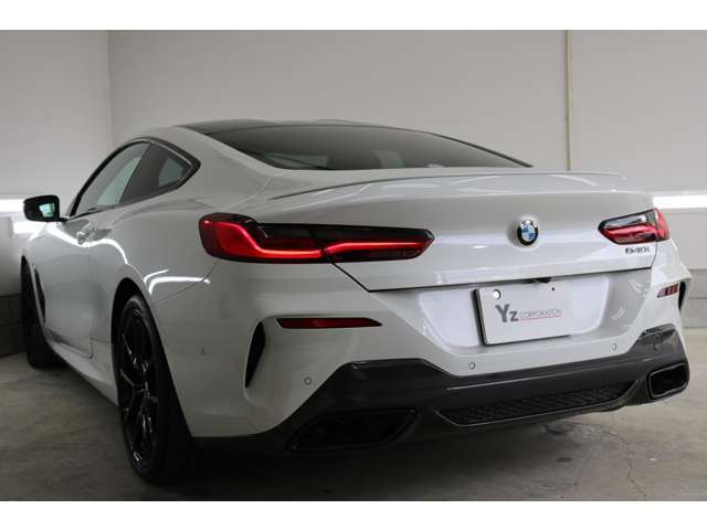 2021.2登録　BMW840iMスポーツ入庫致しました！外装ミネラルホワイト、内装フィオナレッドレザーです！オプションのMテクニックスポーツPKG、カーボンルーフ装着です！外装、内装ともに大変綺麗な1台となります！