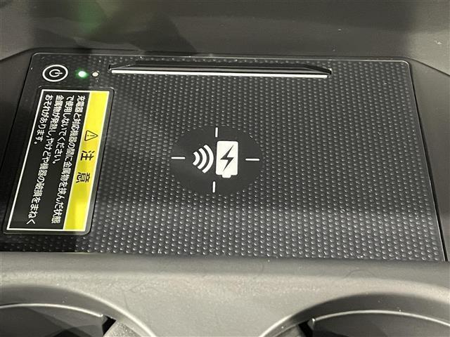 【置くだけ充電】ワイヤレス充電ができるQi　（チー）はその上にポンッとスマホを置くだけなので手軽です！！車での充電が驚くほど便利になります！！※対応機種により異なります。