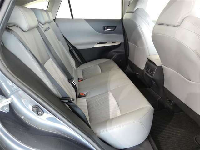 ゆとりある広々とした車内空間は、ドライブを始め買い物やレジャーなど、幅広く活躍します。一人でもみんなとでもお出かけを楽しみましょう！