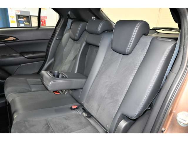 後席にもゆとりのスペースを確保！センターアームレストでさらにリラックス！