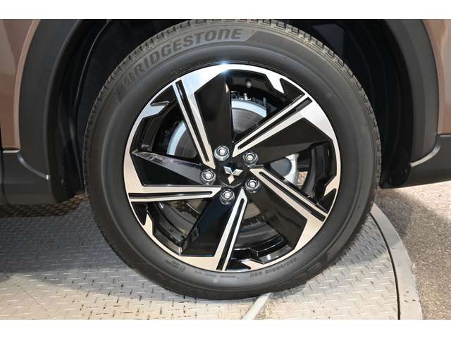 スタイリッシュなアルミホイール、軽快な走りを楽しめます。