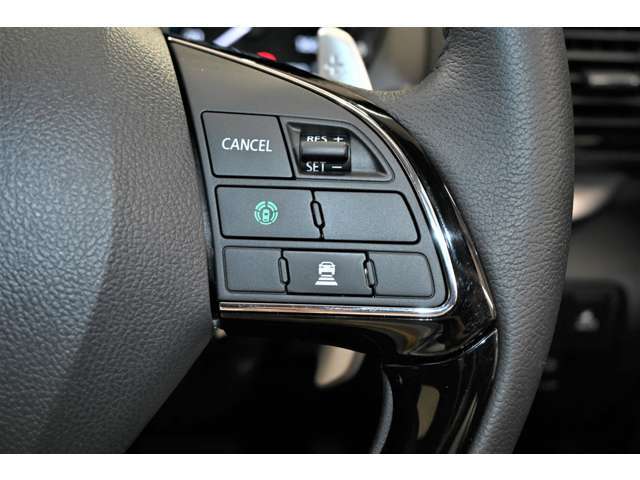 【MI-PILOT】レーダークルーズコントロールシステム［ACC］と車線維持支援機能［LKA］の2つの機能で高速道路での運転をアシストします。