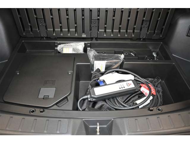 漏電遮断機能や充電状況を常に監視・表示するコントロールボックスが装備された充電ケーブルが付属しています！