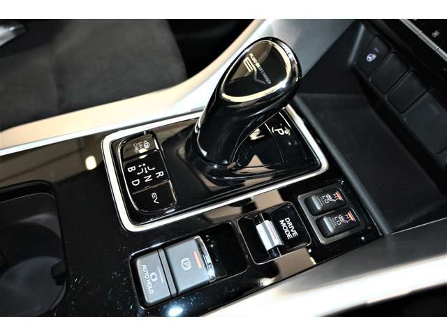 スイッチ操作で作動できる電動サイドブレーキを装備！また、信号待ちなどの停車時にブレーキペダルから足を離しても停車状態を維持することができるブレーキオートホールドスイッチも装備しています。