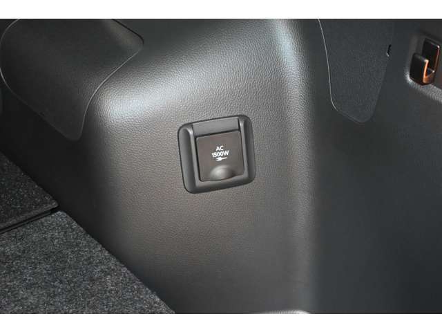 AC100Vのコンセントを装備。最大1500Wまで電力を取り出せますので、アウトドアでのご使用はもちろん、災害等の緊急事態の備えにもお役立ていただけます☆