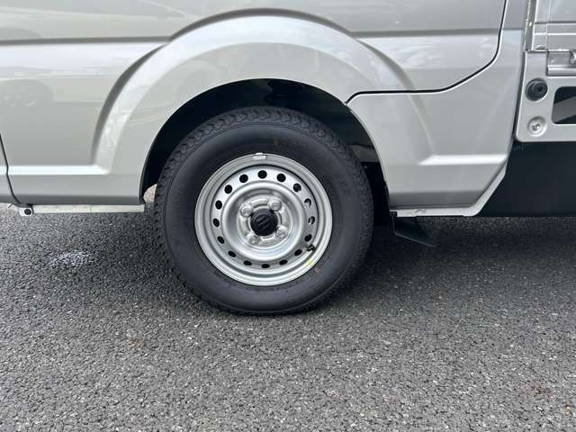 タイヤサイズは145/80R12になります。