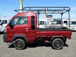 リフトアップにオーバーフェンダーなど見た目も力強くSUVのような仕上がり！4WDの走破性もありオフロード感が強めのジャンボです☆