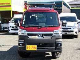 落ち着いた深みのあるボディーカラーやメッキパーツで大人の雰囲気を演出しつつ、チッピング塗装のブラックバンパーでワイルドな印象に♪