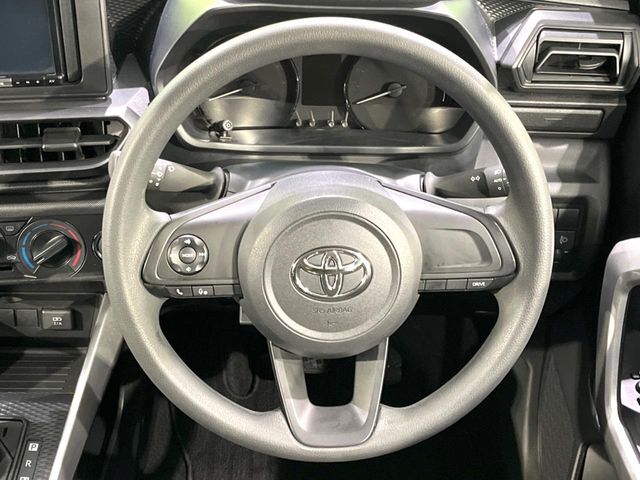 インテリアに合わせたデザインのステアリングは、運転される方のことも考え、運転しやすい形状、大きさです。是非一度、実際に触ってお確かめください。