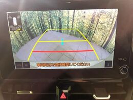 【バックカメラ】駐車時に後方がリアルタイム映像で確認できます。大型商業施設や立体駐車場での駐車時や、夜間のバック時に大活躍！運転スキルに関わらず、今や必須となった装備のひとつです！