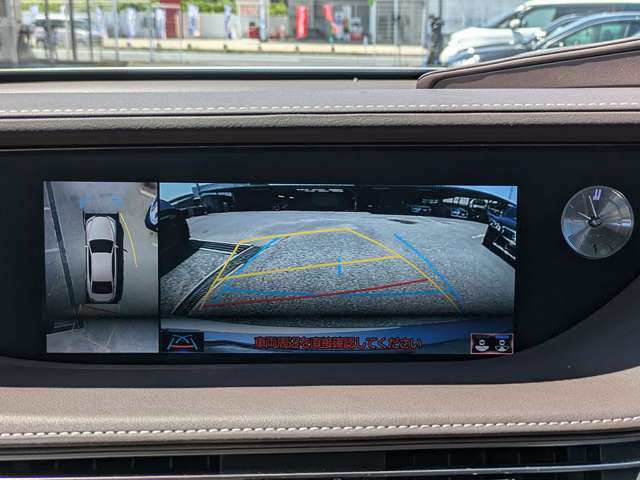 パノラミックビューモニターを装備！上から車両を見下ろしたような映像をナビ画面に表示できます。車両前後左右に搭載した4つのカメラ映像を継ぎ目なく合成！目視では見えない部分もリアルタイムで見れます。
