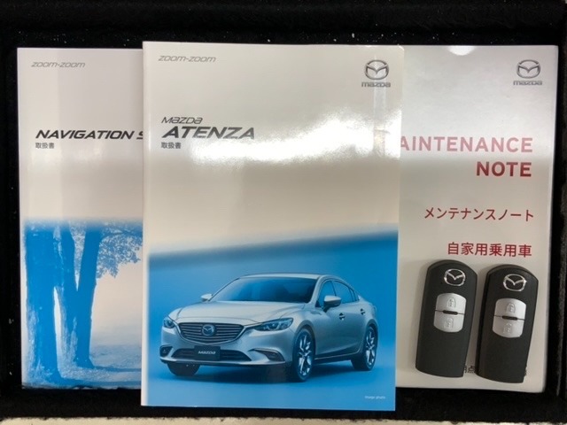 スマートキーは鍵をバッグに入れたままでもドアロックの開閉やエンジンのON・OFFができます。夜間や雨の日も鍵を探さなくて良いので便利です。