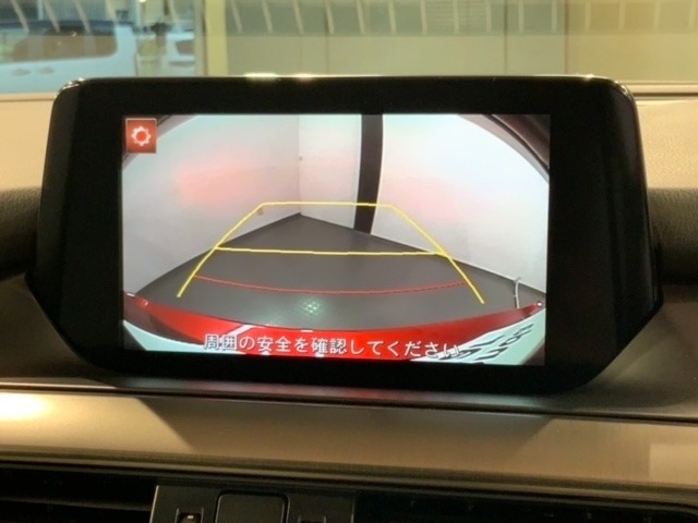 リバースギアに入れるだけで後方の表示へ切り替わります。夜間や雨の日の駐車も楽になりますよ。