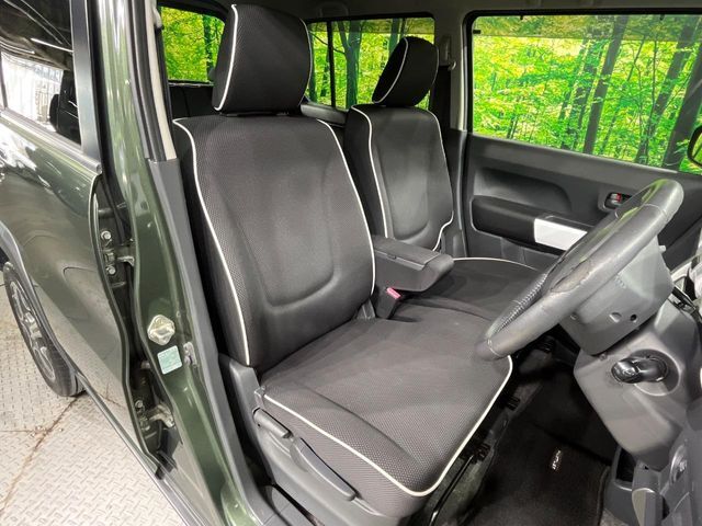 運転席シート廻りは使用感も少なく、良好な状態となっています。前オーナー様が丁寧に使っていたことがよくわかりますね。
