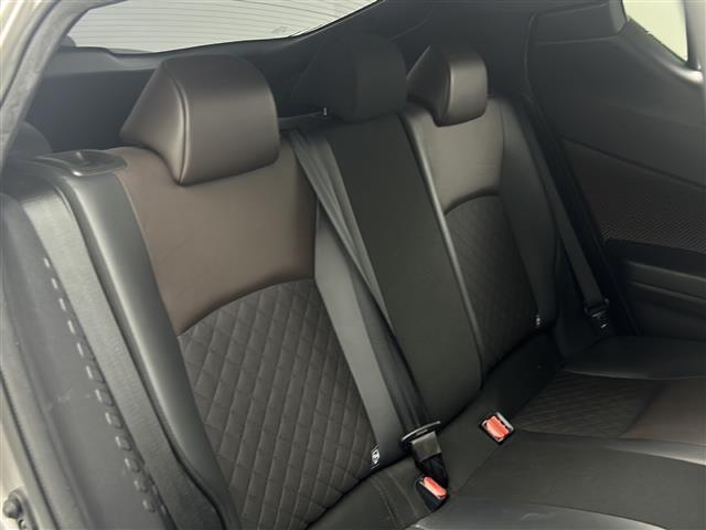 【運転席】座り心地が良いシートなので長時間の運転でも快適にお過ごしいただけます。新品のフロアマットのご注文も可能です。掲載箇所以外にご希望の写真がございましたらお気軽にお問い合わせ下さい。