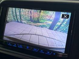 【バックカメラ】駐車時に後方がリアルタイム映像で確認できます。大型商業施設や立体駐車場での駐車時や、夜間のバック時に大活躍！運転スキルに関わらず、今や必須となった装備のひとつです！