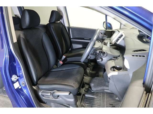 すわり心地の良い運転席・助手席です。長時間のドライブの疲れ軽減に貢献します。どうぞ快適なドライブを♪