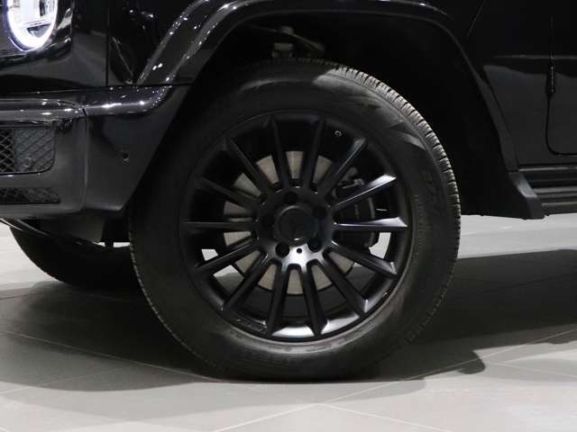 メルセデスのシート可動域は身長145cm～220cm です。あらゆるユーザーに快適なポジションを設定できますね。