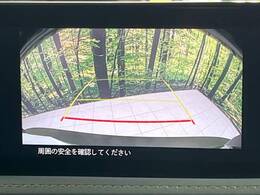 【バックカメラ】駐車時に後方がリアルタイム映像で確認できます。大型商業施設や立体駐車場での駐車時や、夜間のバック時に大活躍！運転スキルに関わらず、今や必須となった装備のひとつです！