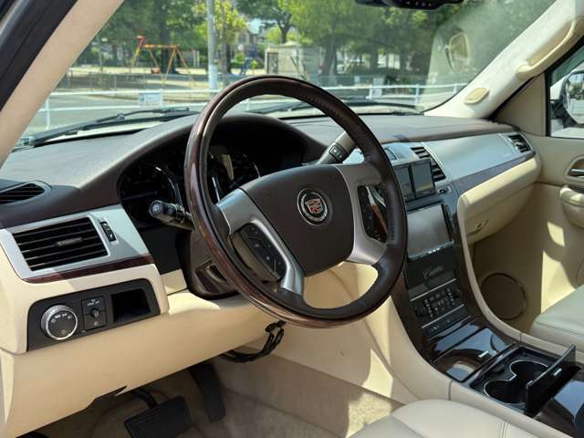 左ハンドルですが高さもあるので運転しやすいです！！