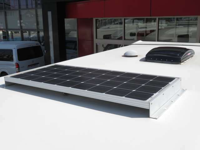 ソーラーパネルも装備されております！キャンピングカーのことなら、フジカーズジャパンにお任せ下さい！
