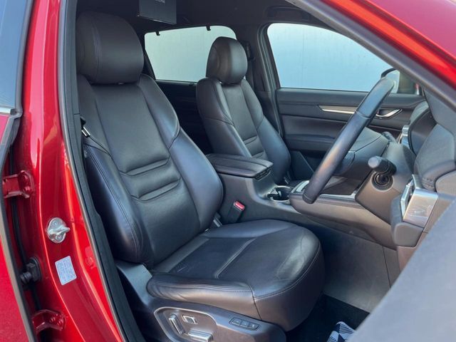 【黒革シート】上質な本革を使用し、高級感あふれる黒革シート。常に体に触れる部分だから、座り心地の良さにはこだわりたいですね♪汚れの付着や劣化を抑制する内装コーティング施工もおススメですよ♪