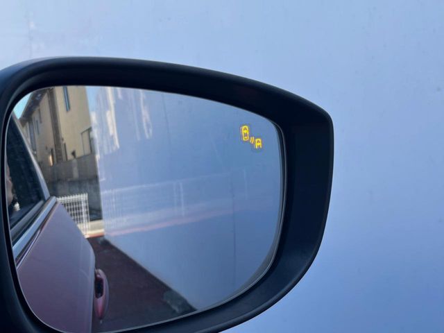 【ブラインドスポットモニタリング】走行中、ドアミラーの死角になりやすい箇所に後続車が接近するとサイドミラー付近に警告を表示、ドライバーに注意喚起をしてくれます。