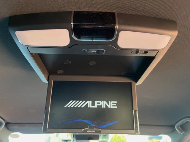 【後席モニター】家族や友人とお出かけする機会が多い方に大人気の後席モニターを装備！見やすい位置に画面がありテレビやDVDの視聴も快適！友達もお子様も、後席にしか乗らなくなるかも？？