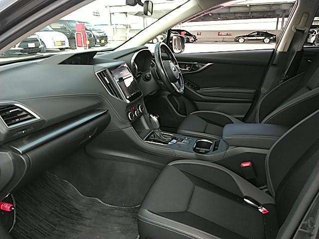 フロントシートしっかり体をホールドしてくれます。