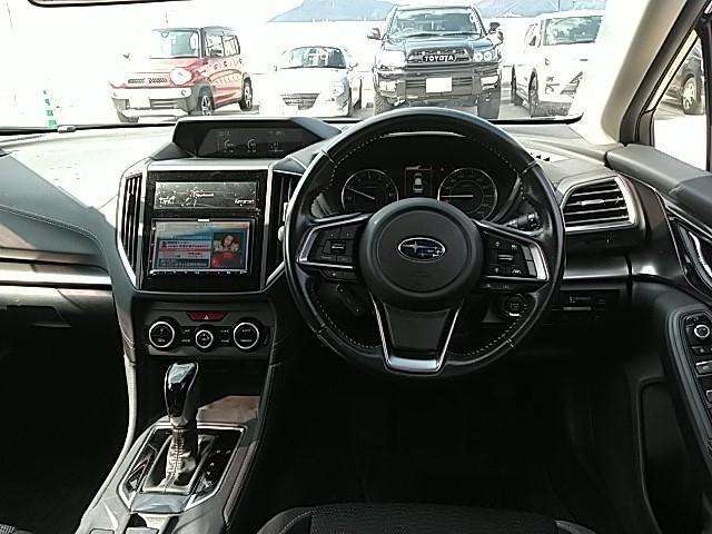 操作性ばっちり、運転席周り。