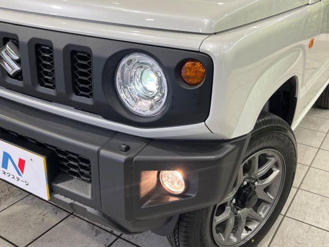 【LEDヘッドライト】悪天候や夜間走行時も良好な視界を確保し安心して運転できる高輝度LEDヘッドライトを装備！点灯速度が早く、消費電力も抑えられています。