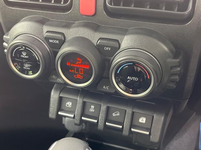 【オートエアコン】一度お好みの温度に設定すれば、車内の温度を検知し風量や温度を自動で調整。暑い…寒い…と何度もスイッチ操作をする必要はありません。快適な車内空間には必須の機能ですね♪