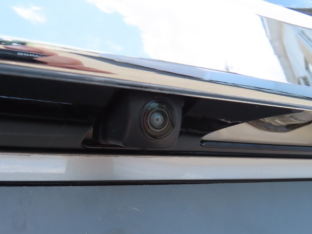 バックカメラが装備されており、後方の安全確認はもちろんのこと狭い場所での駐車や雨の日・夜間など視界の悪いコンディションでのストレスの軽減にもなります！