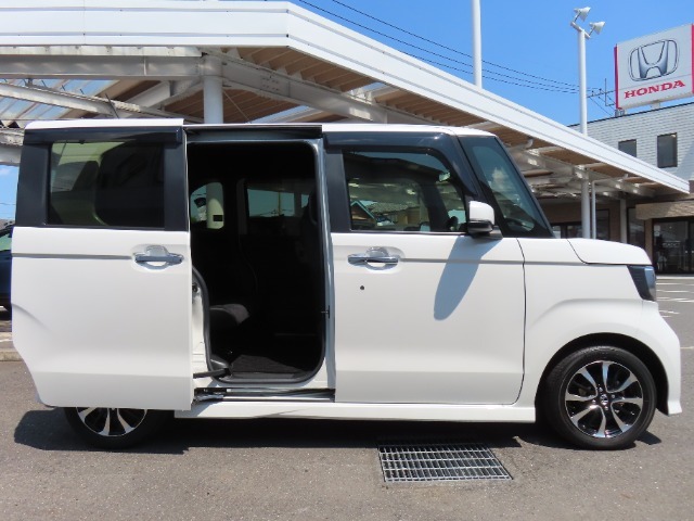 当店の展示車は、プロの業者にボディーの磨き、ルームクリーニングを依頼していますので、とてもきれいです！！ぜひ、見にいらしてください！