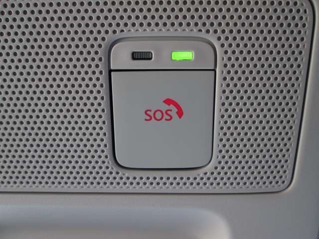 万が一のときのSOSコール。事故や急病時等にボタンひとつで専門のオペレーターに接続。警察や消防への連携をサポートします。別途お申し込みが必要です