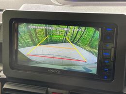 【バックカメラ】駐車時に後方がリアルタイム映像で確認できます。大型商業施設や立体駐車場での駐車時や、夜間のバック時に大活躍！運転スキルに関わらず、今や必須となった装備のひとつです！