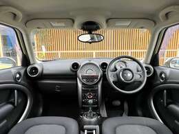 洗練されたインパネデザインが魅力！質感の高い素材と使いやすさを兼ね備えたインパネは、乗るたびに気分が高まる上質な空間を演出。見た目だけでなく操作性にも優れており、ドライバーも同乗者も快適に過ごせます。