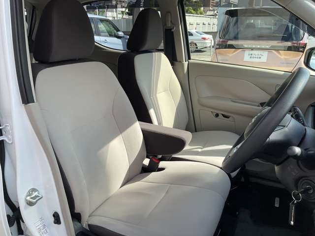 アームレストも付いてます！！ベンチシートタイプなので横への移動も楽ですよ。