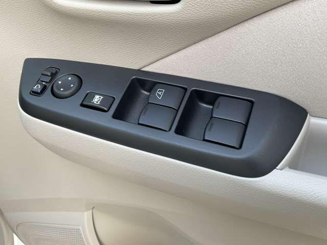 ウィンドウロックボタン、各ドアはパワーウィンドウ付きです！