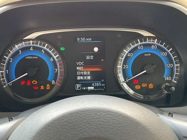 視認性の良いメーターパネル、中央デジタル部分で安全装備の設定や車両設定など確認出来ます。